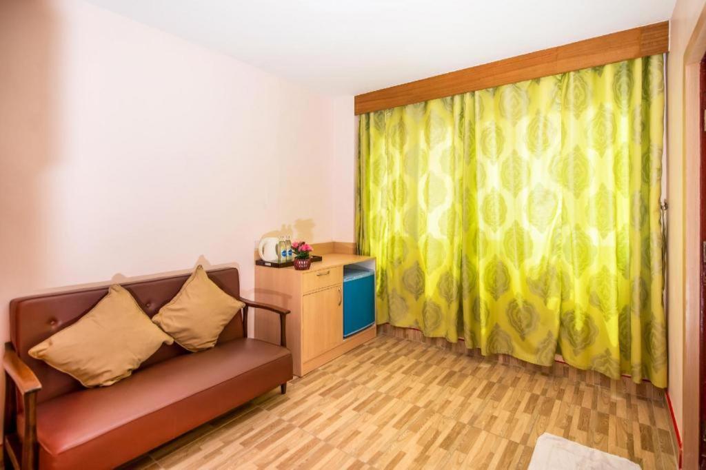 Oyo 343 Wanna Marine Hotel Patong Exterior photo
