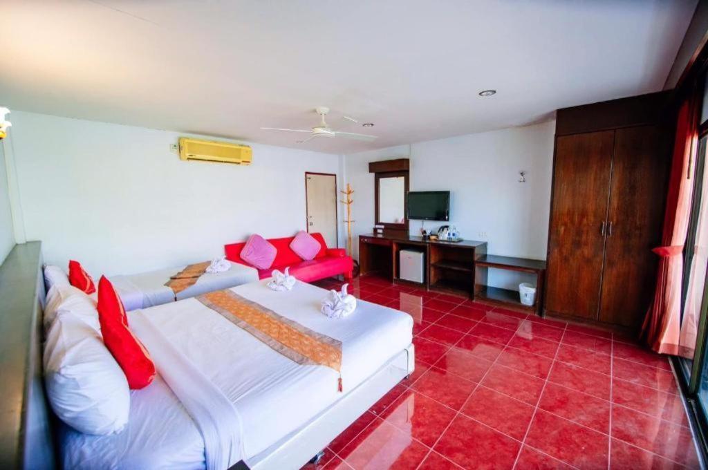 Oyo 343 Wanna Marine Hotel Patong Exterior photo